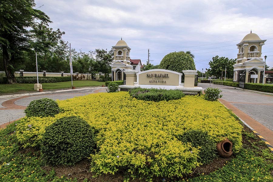 Tierra-Vista-Entrance